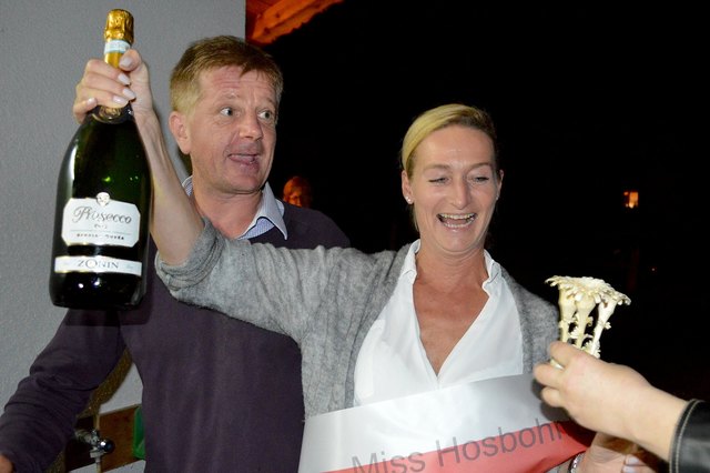 Veranstalter Jochen Bichler mit der neuen Miss Hosbohn, Walli von und zu Rettenbach.