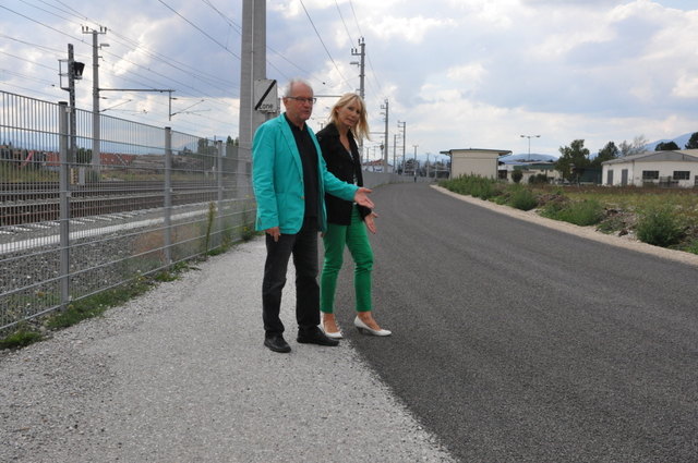 Gemeinderätin Christa Wallner und GR Stadtparteivorsitzender  Johann Mayerhofer überzeugten sich von der Fertigstellung.