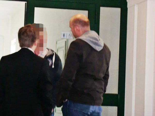 Der Täter (Mitte verpixelt) mit Verteidiger Dorian Schmelz und dem Sachwalter.