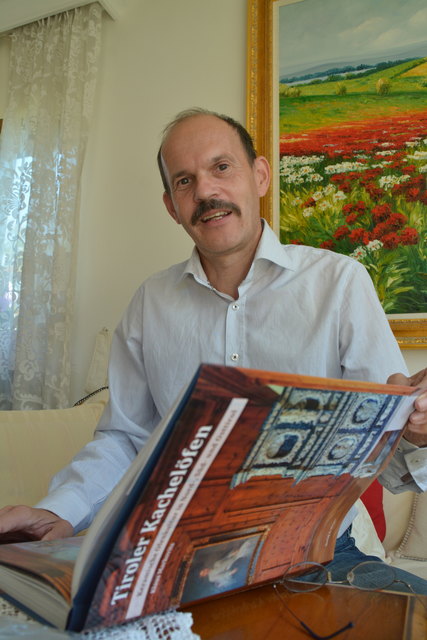 Klaus Markovits aus Oberhofen beschäftigt sich seit über 30 Jahren mit der Tiroler Bauernhof-, Stuben- und Ofenkultur.