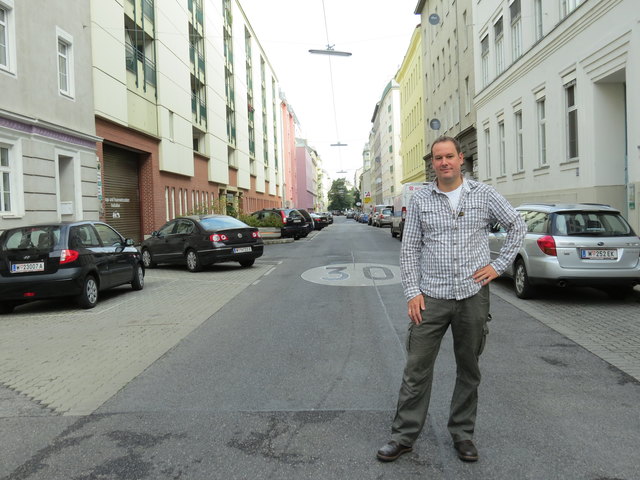 Frank Csermak möchte neben Geschwindigkeitsbegrenzungen, Piktogramme und Zebrastreifen auch Schwellen oder Radar in der Hartlgasse zum Schutz der Kinder.