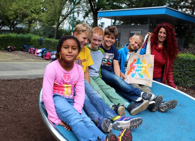 Nicht nur Sandra Herschkowitz (34), auch die Kinder des Hortes Reisnerstraße freuen sich über die neue Drehscheibe am Spielplatz.