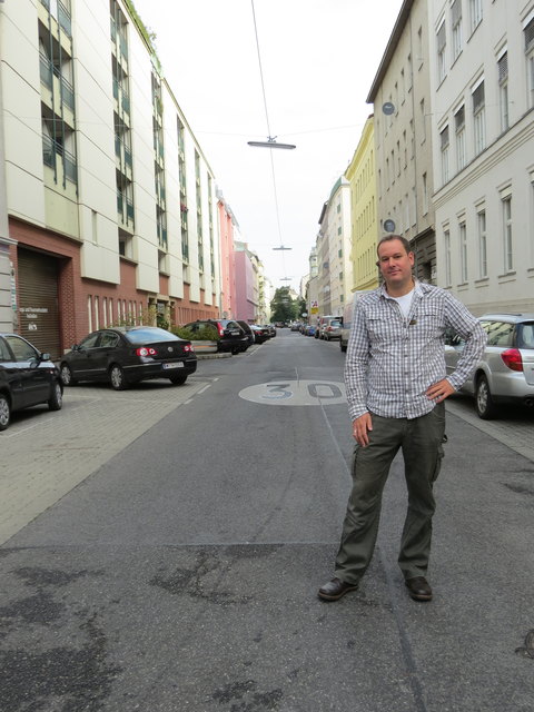 Frank Csermak möchte neben Geschwindigkeitsbegrenzungen, Piktogramme und Zebrastreifen auch Schwellen oder Radar in der Hartlgasse zum Schutz der Kinder.