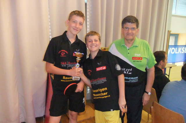Obmann Walter Ast mit den beiden Lokalmatadoren  Julian Krupica und Christoph Karner. | Foto: privat