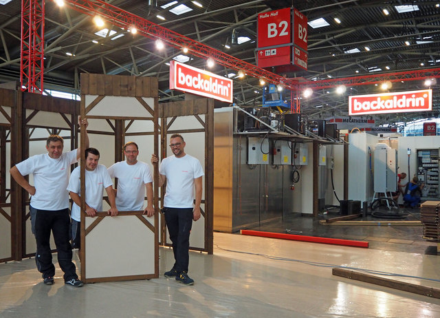Für die Betreuung der Gäste am 2000 Quadratmeter großen Messestand stehen 400 Mitarbeiter aus 68 Ländern bereit. Foto: backaldrin