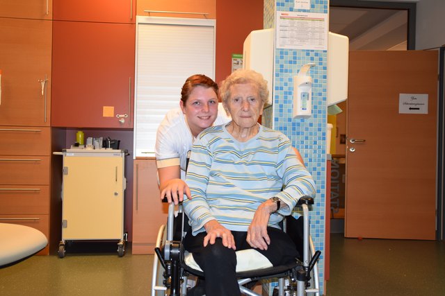 Melanie Tarbauer liebt ihren Beruf und das merkt auch Emilie Brenner (90), die sich gut aufgehoben fühlt.