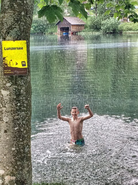 Nico genießt eine willkommene Abkühlung im schönen Naturdenkmal Lunzer See.