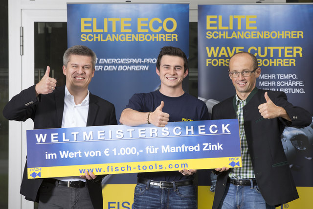 FISCH-Tools Geschäftsführer Christoph Riegler (li) und Andreas Eberhard (r.) gratulieren dem World Skills-Weltmeister Manfred Zink.