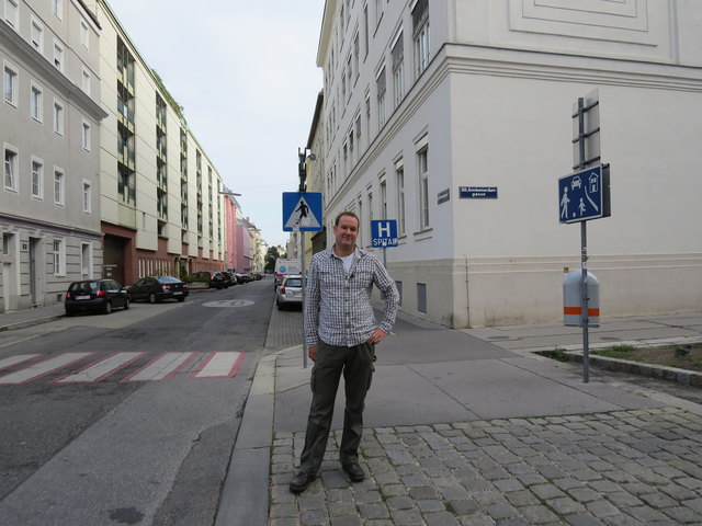 Frank Csermak möchte neben Geschwindigkeitsbegrenzungen, Piktogramme und Zebrastreifen auch Schwellen oder Radar in der Hartlgasse zum Schutz der Kinder.