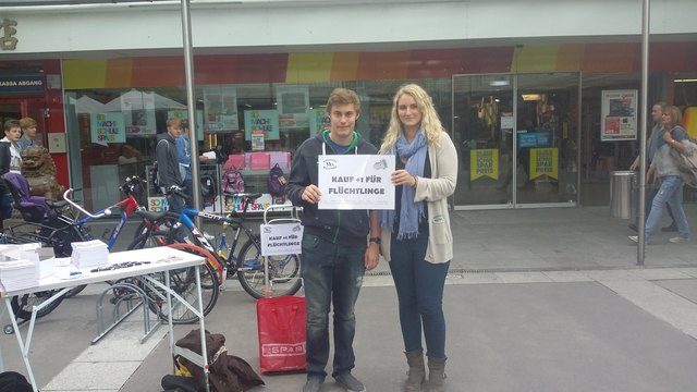 Vor der Libro-Filiale im Ekazent Hietzing wurden Schulartikel gesammelt