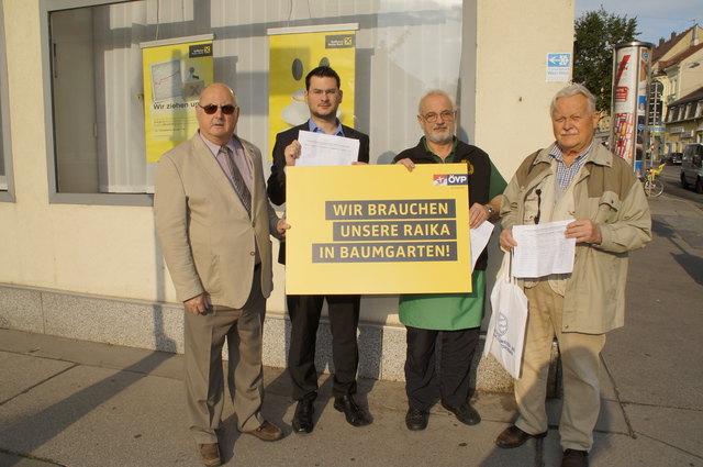 Betroffene Gesichter bei Anrainer Johann Fontana, VP-Bezirksratskandidat Andreas Eisenbock und Medlbräubesitzer Johann Medl und Grätzelbewohner Hermann Macker (v-l-n-r.).