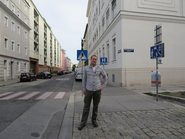 Frank Csermak möchte neben Geschwindigkeitsbegrenzungen, Piktogramme und Zebrastreifen auch Schwellen oder Radar in der Hartlgasse zum Schutz der Kinder.