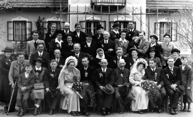 Hochzeitsfoto einer bäuerlichen Doppelhochzeit... Aufgrund von Zeit- und Geldmangel (einfache Bauersleute) war es einfacher EIN Fest anstelle von zweien auszurichten. Die linke Braut lebt heute noch und feierte kürzlich ihren 90. Geburtstag!