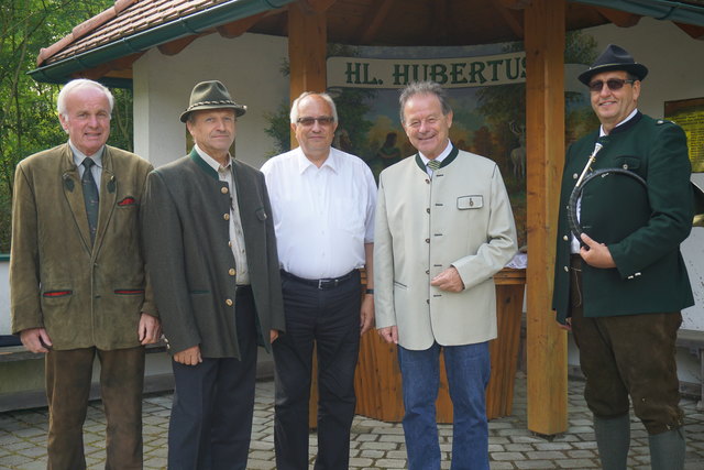Langjähriger Bez.Jägermeister-Stv. Manfred Luxbacher, Jagdleiter Hans Münzker, Pater Dechant Karl Seethaler, Bgm. Herbert Stipanitz und der amtierende Bez. Jägermeister.Stv Leopold Stoiber vor der Hubertuskapelle Spannberg.