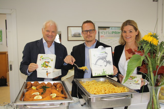 WOCHE-Geschäftsstellenleiter Andreas Schuc (Bildmitte) testet die Restlbox mit Styriaprint Josef Prasser und Johanna Wolfbauer.