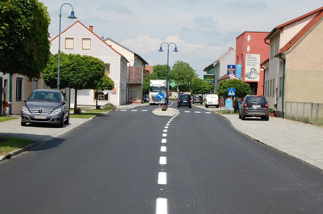 Auf einer Länge von rund 850 Metern wurde die oberste Fahrbahnschicht abgefräst und neu asphaltiert. | Foto: Gemeinde Rudersdorf