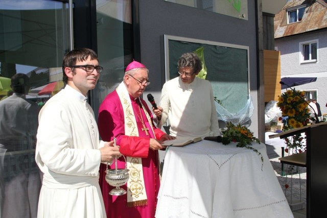 Bischof Ludwig segnet das neue Pfarrheim. Pfarrer Franz Lindorfer (re) und Kooperator Maximilian Pühringer assistieren. | Foto: privat