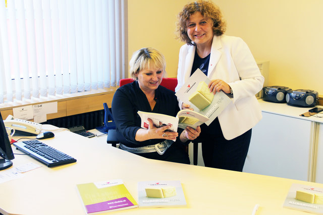 Beate Gfrerer und Ines Holme blättern bereits im neuen Kursbuch. Vielleicht ist auch für sie etwas Interessantes dabei | Foto: KK/VHS