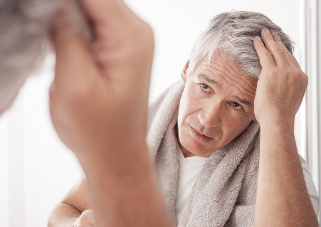 Alzheimer-Patienten erkennen sich selbst im Spiegel nicht mehr | Foto: mev.de