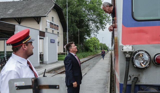 Reinhold Entholzer beim Lokalaugenschein an der Mattigtalbahn. | Foto: Gruber
