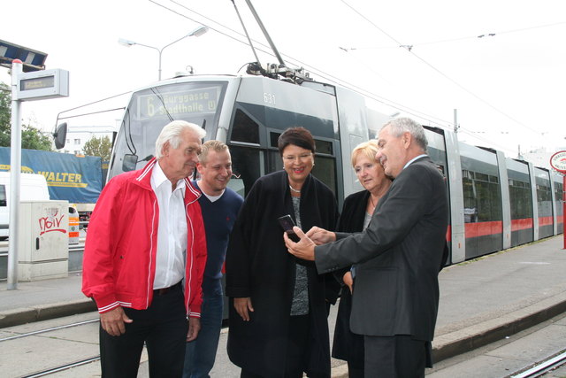 Wiener Linien Chef Günter Steinbauer, SP-Bezirksvorsteherin Eva-Maria Hatzl, Vizebürgermeisterin Renate Brauner, Michael Dedic und Bezirksvize Peter Kriz.