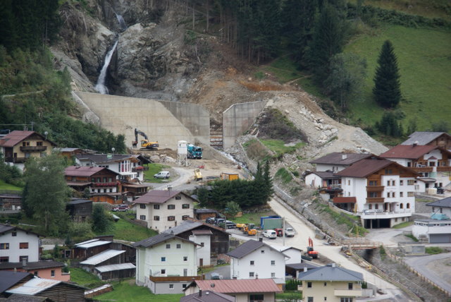 Derzeit laufen die Vorbereitungsarbeiten für den Bau der neuen Schutzmauer.