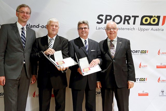 Aus Kirchdorf wurden Reinhard Hinterreiter (2.v.l.) und Ing. Helmut Schwaiger zu Sport-Konsulenten ernannt. Sport-Landesrat Michael Strugl und Präsident Herbert Offenberger (derzeit Vorsitzender der Landessportorganisation) gratulierten. | Foto: Land OÖ