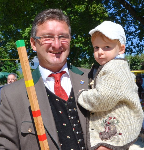 Der stolze Papa: Bürgermeister Wolfgang Klinar mit Matthias
