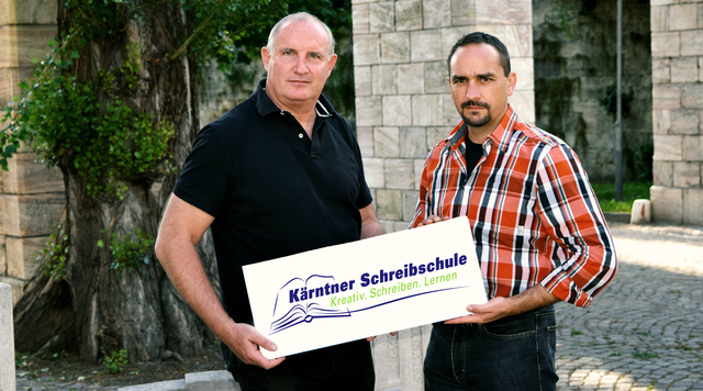 Roland Zingerle (rechts) präsentiert seinen dritten Kriminalroman, der in Boden angesiedelt ist