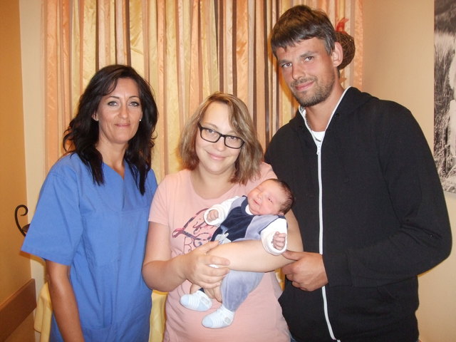 Michaela Koch mit Baby Nico und Walter Krendl und Hebamme Uschi Moser | Foto: KK