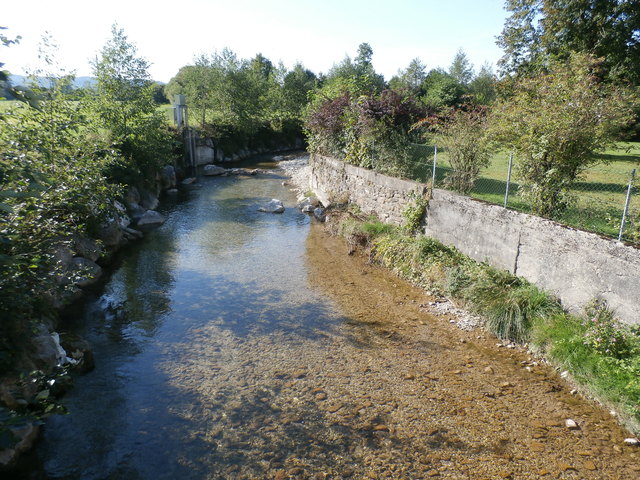 Die Fuschler Ache ist nicht selten ein reißender Wildbach, dem hier in Thalgau Schranken gesetzt wurden.