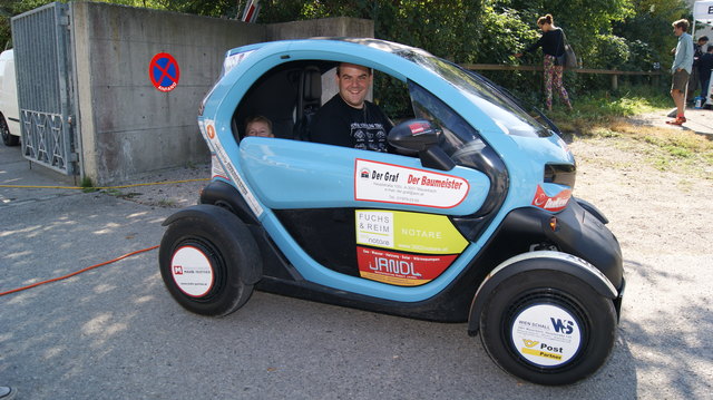 Markus Trux testete mit Felix den E- Flitzer des Mauerbacher Bauhofs.