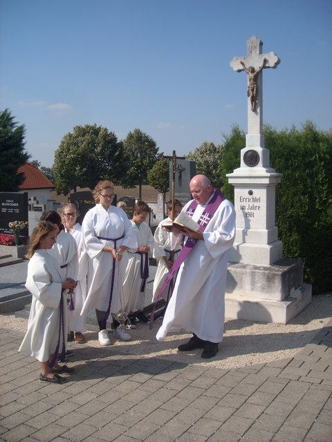 Zwingendorfer Friedhofsgang 2015 - Gebet und Totengedenken beim Friedhofskreuz