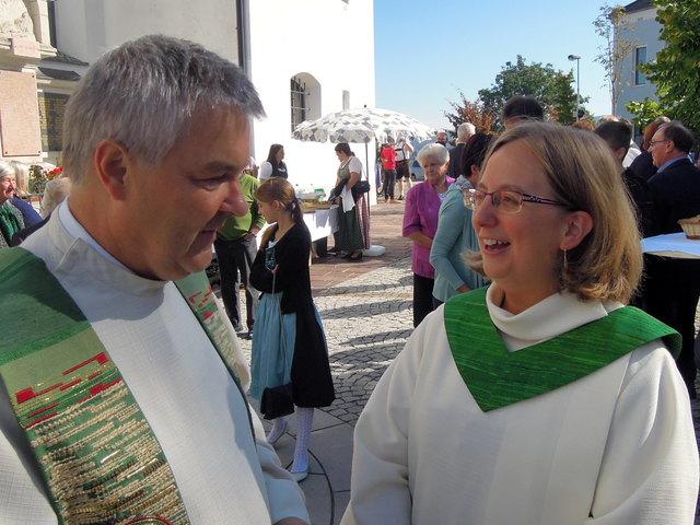 Dechant Franz Starlinger mit der neu bestellten Pfarrassistentin Anna-Maria Marschner.