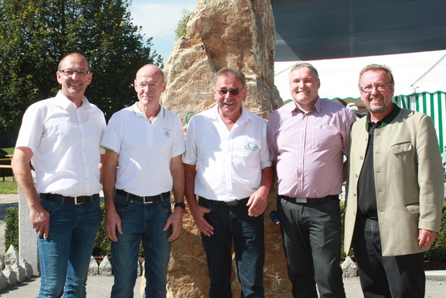 Fritz Bischof, Franz Mauthner, Matthias Grünberger und Martin Bauer sind seit insgesamt 100 Jahren erfolgreiche Unternehmer in Münzkirchen, Ortschef Helmut Schopf (re.) gratulierte.