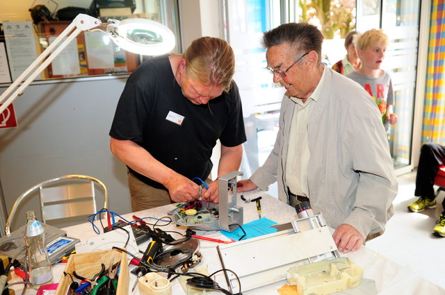 Im "Repair Café" reparieren ehrenamtliche Experten gemeinsam mit den Eigentümern defekte Artikel.