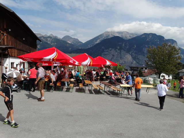 Auf Grund der vielen Besucher wurden zusätzliche Tische und Bänke benötigt