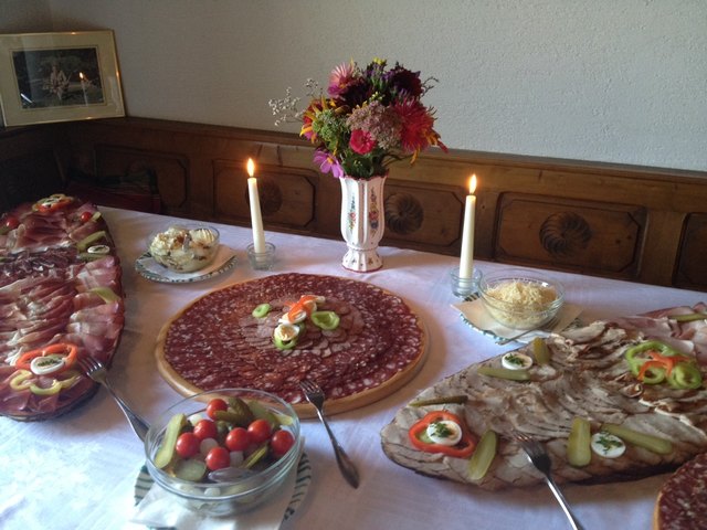 Jause in der Florianistube am Gunzenberg