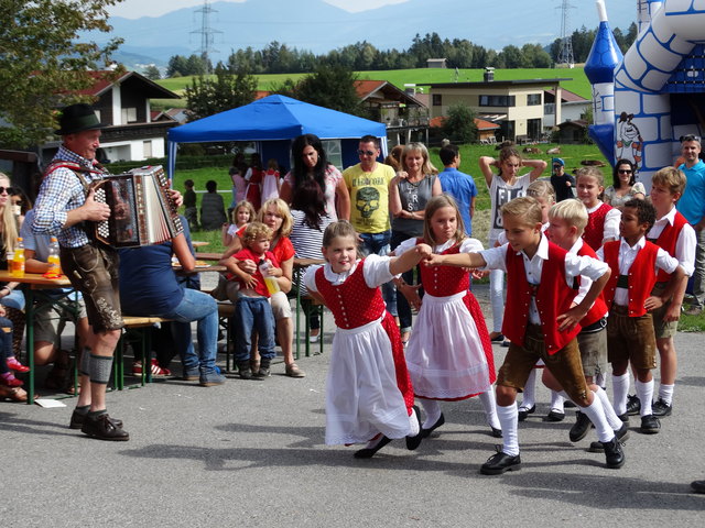 Die Jungplattler bei Ihrem Auftritt, begleitet von einem Ziehharmonikerspieler