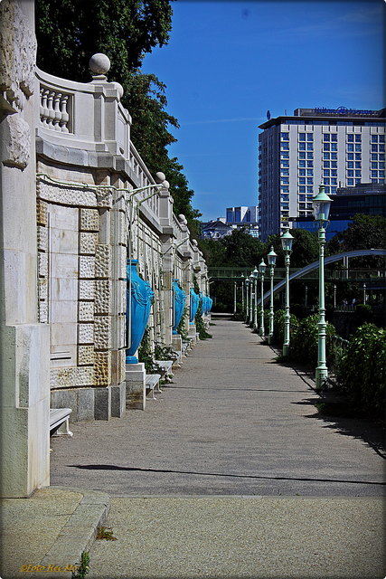 Der Stadtpark wurde auf dem ehemaligen Wasser-Glacis errichtet. Wo der Wienfluß nachdem er die Stadt unterquert, wieder an die Oberfläche tritt befindet sich das Jugendstil-Juwel, das Wienflussportal.