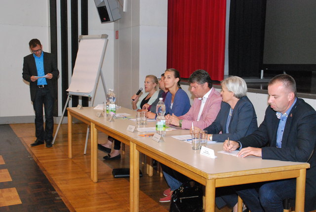 Im Stadtsaal: Michael Aichholzer, Angelika Hinteregger, Christian Petautschnig, Andrea Samonigg-Mahrer, Gerhard Pirih, Helga Reiter und Hasudin Atanovic