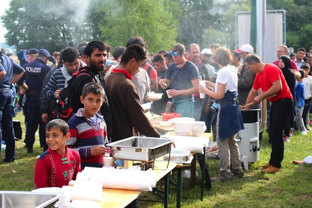 Freiwillige Helfer sind in Heiligenkreuz im Dauereinsatz, um die Flüchtlinge zu versorgen.