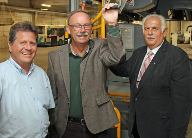 Franz Stubauer (Fahrdienstleitung), Bürgermeister Gerald Hackl und Vizebürgermeister Wilhelm Hauser in einem Stadtbus ( v. l.).
