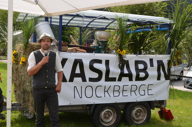 Obmann Michael Kerschbaumer stellt die Idee der regionalen Käserei vor