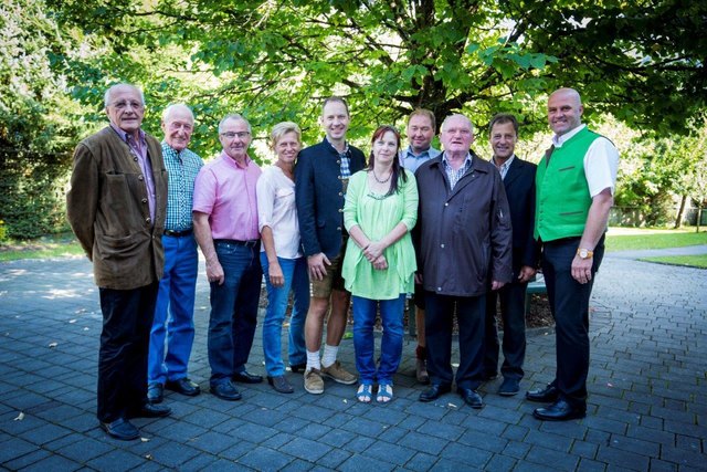 Von links: Alois Blaickner (Amtsleiter a. D.), Franz Bacher (Amtsleiter a. D.), Franz Egger, Christine Rainer, Lorenz Brandauer (Heimleiter), Claudia Ausserbichler (Pflegedienstleiterin), Josef Innerhofer, Pfarrer Karl Pöckl, Bgm. a. D. Walter Freiberger,