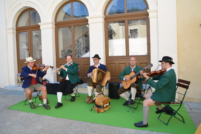 Die Stubenmusik Berger spielte im zauberhaften Ambiente des Schlosshofs in Neubruck auf.