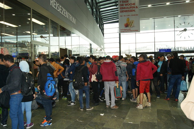 Lange Schlagen: Flüchtlinge versammeln sich am Hauptbahnhof vor den Schaltern.