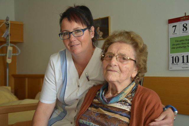 Im Marienheim: Brigitte Schuster mit der 91-jährigen Anna Mitterer, die noch für jeden Spaß zu haben ist.