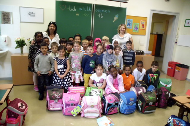 Die glücklichen Neo-Simmeringer in der Volksschule Münnichplatz mit ihren neuen Schulsachen.