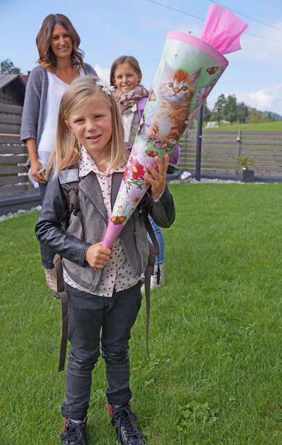 Zusammen mit Mama Caroline und Schwester Ellena startet Valentina aus St. Veit ihren ersten Schultag.